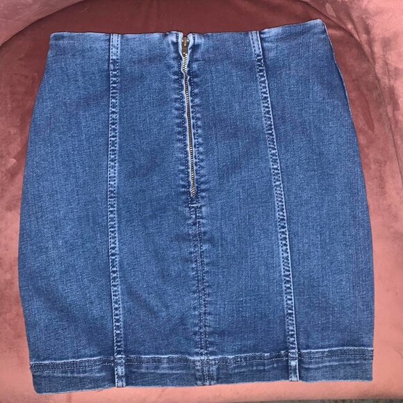 Free People Medium Wash Denim Jean Mini Skirt Women’s Size 0 - Picture 4 of 4